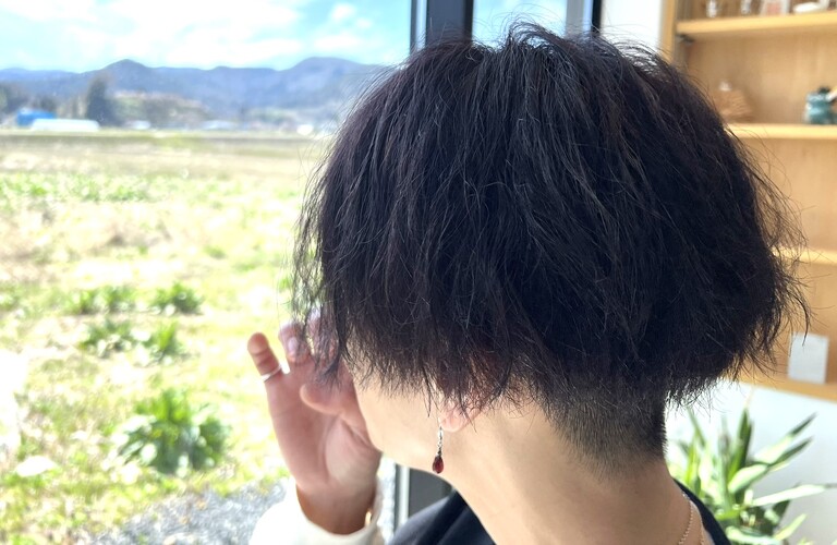 リラックスしながら魅力的なヘアデザインを手に入れる