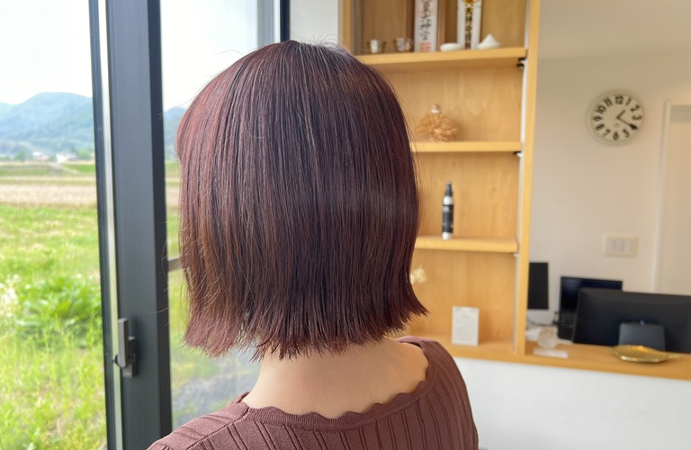 魅力溢れる美容院で楽しいひとときを