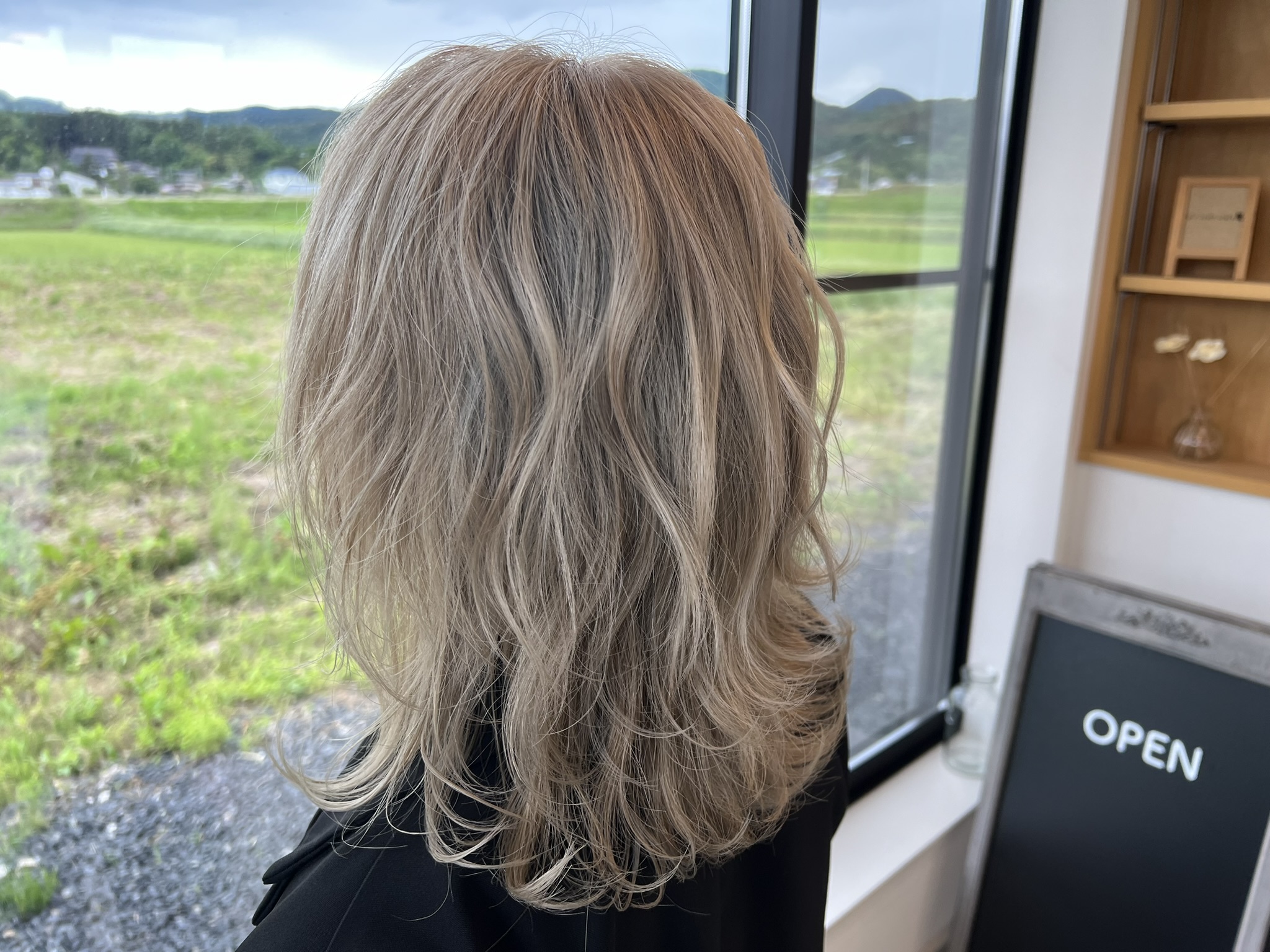 華やかな繊細ブリーチカラーで魅了する山形の美容室