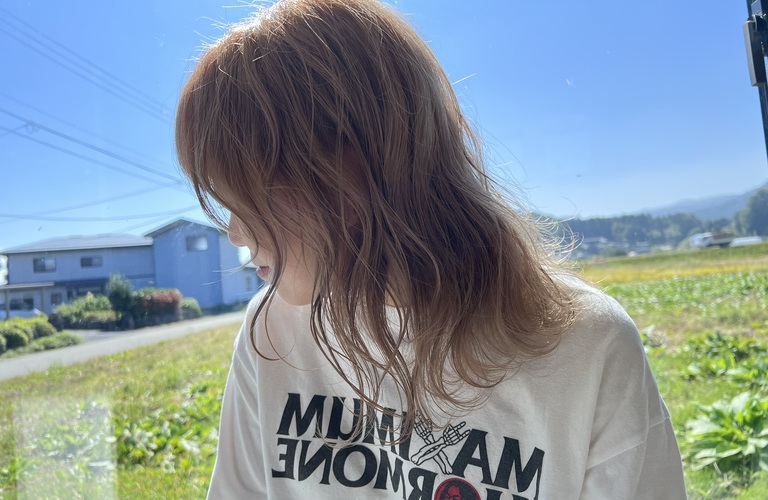 おしゃれな金髪へ、ブリーチカラーとレイヤーカットでデザインを楽しむ。