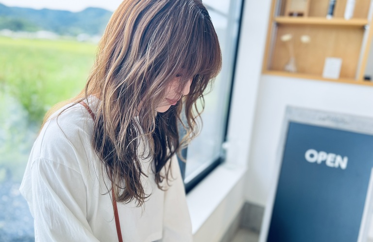 あなただけの個性を引き出すアッシュカラーとレイヤーカットの新たな魅力を発見！