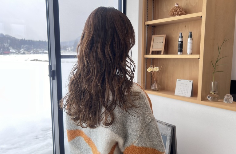 レイヤーカットで魅せる、柔らかなベージュトーンの髪色をあなたに。