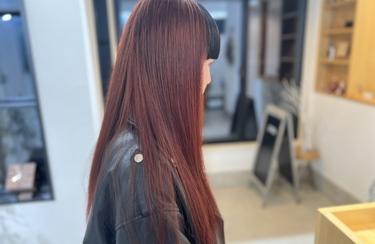 美しさを引き出す、ブリーチカラーとレイヤーカットの特別な融合。