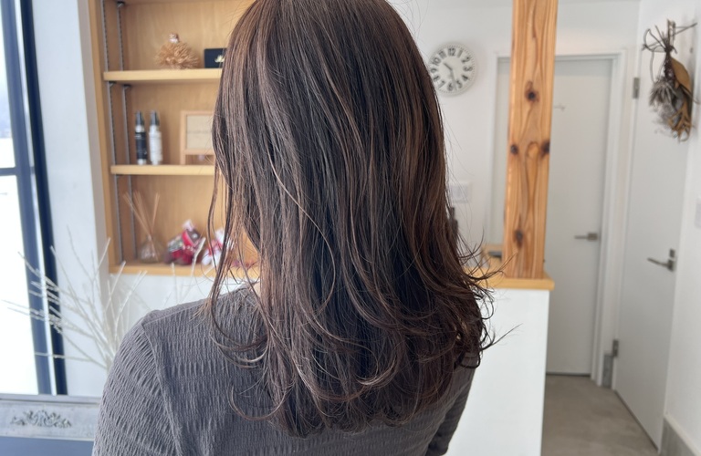 大人の女性らしさを引き立てる、レイヤーカットとグレージュの魅力。