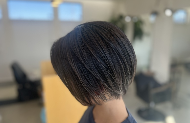 グレージュ＆ベージュで魅了する、おしゃれなヘアデザインをあなたに。