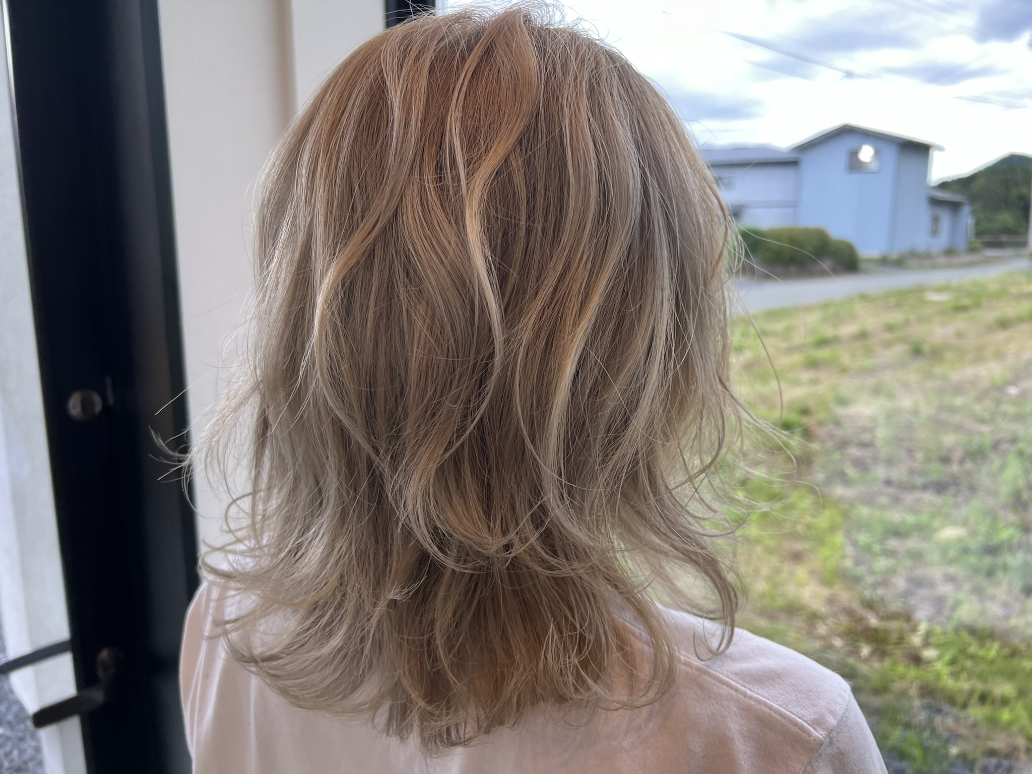 個性を引き立てる、おしゃれなブリーチカラーで新しいあなたに。