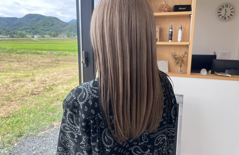 あなたの理想を叶える、旬なブリーチカラーとレイヤーカットの提案