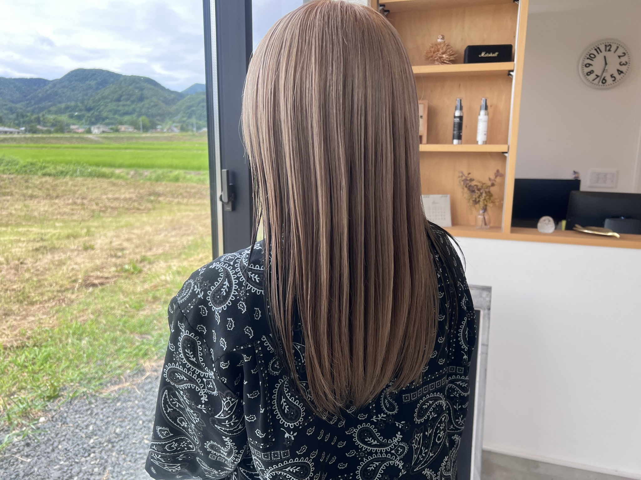 あなたの理想を叶える、旬なブリーチカラーとレイヤーカットの提案