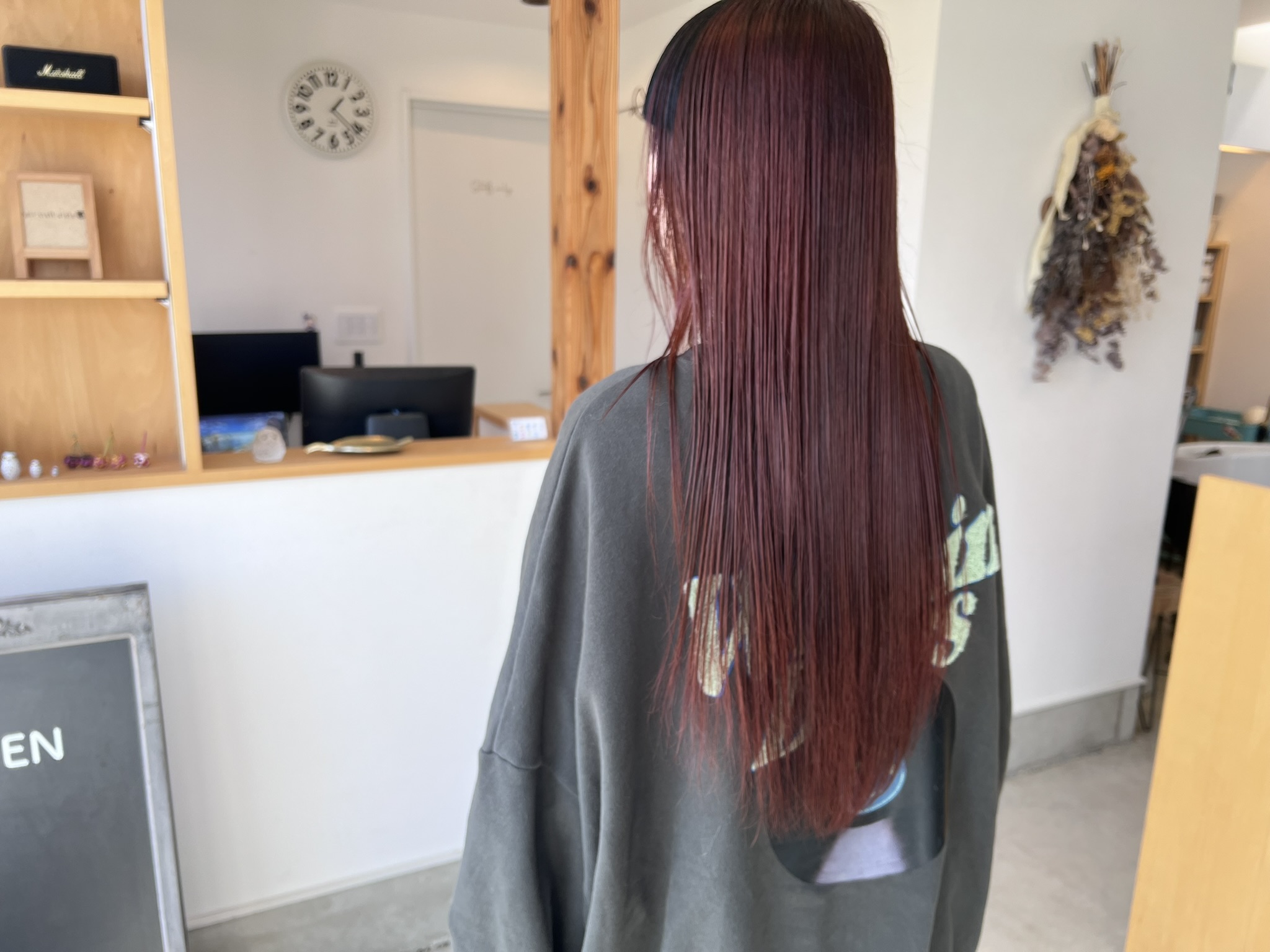 トレンド感満載のブリーチカラーとレイヤーカットで新しい自分に変身！