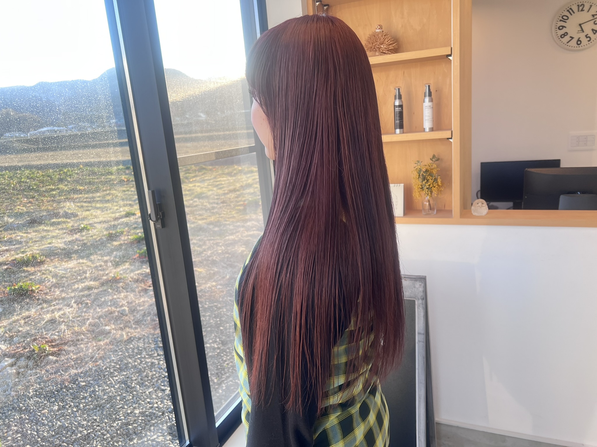 トレンドカラーで魅力を引き出す。「グレージュ」「ベージュ」「赤」「ネイビー」の絶妙なハーモニー。