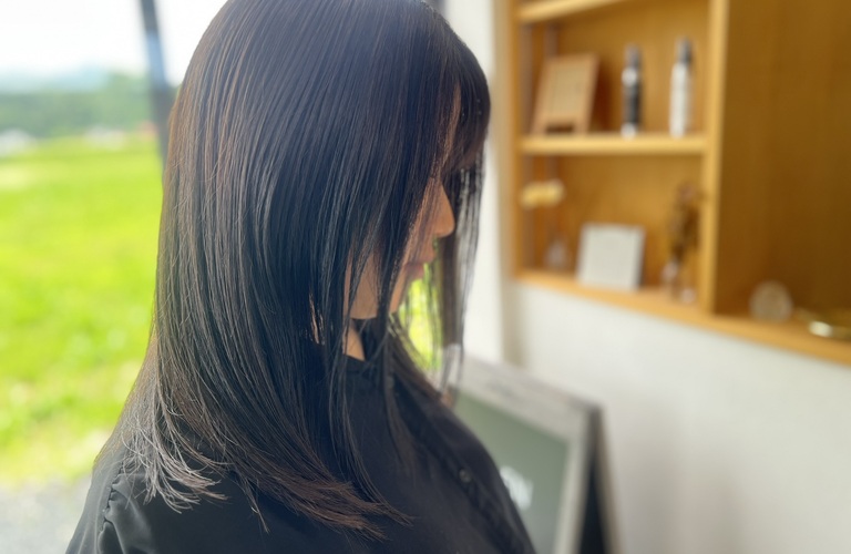 おしゃれなグレージュとベージュで魅せる、特別なあなたのためのヘアデザイン