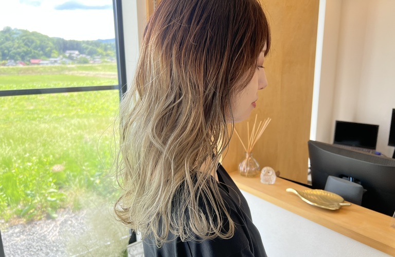 あなたの魅力を引き出す、グレージュ＆ベージュのデザインカラー