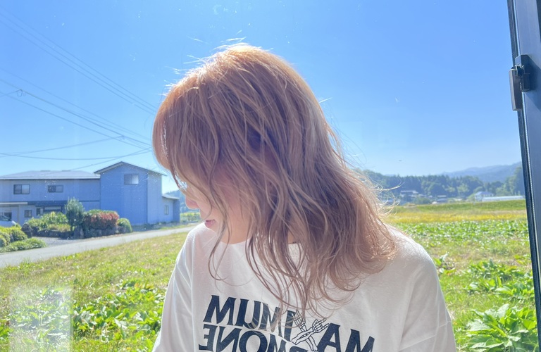 あなたの個性を引き出す、魅惑のブリーチカラーとレイヤーカットの世界へ