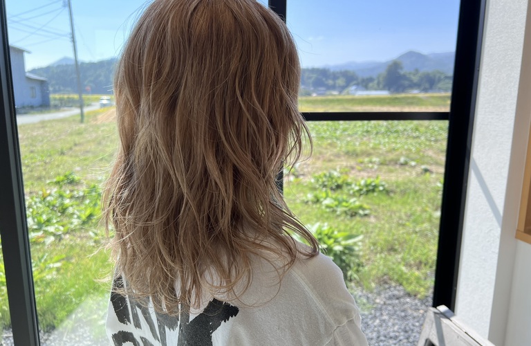 あなたの個性を輝かせる、最旬ブリーチカラーとレイヤーカット！