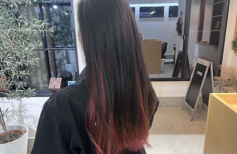 赤とネイビーで魅せる、おしゃれなヘアデザイン。あなたの新しい一歩を彩ります。