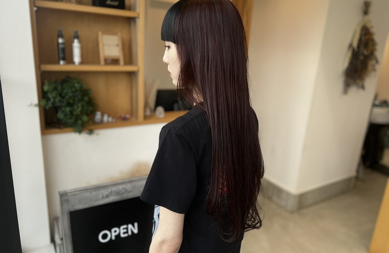 大人女性の魅力を引き出す、ブリーチカラーとレイヤーカットで新しい自分に出会おう。