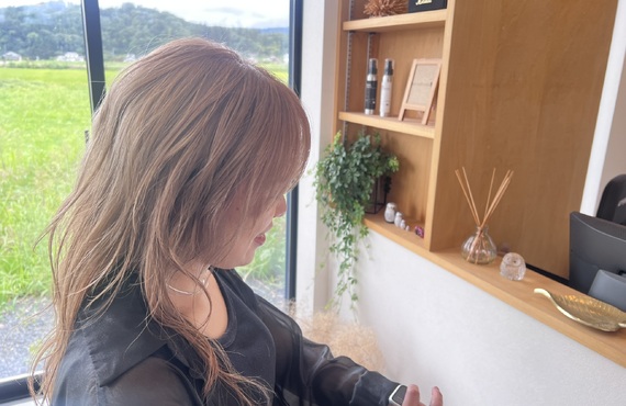 大胆に魅せる、トレンドのレイヤーカット。あなたの個性を引き出します。