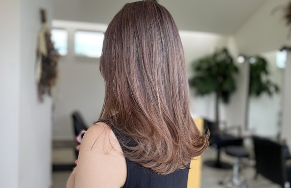 グレージュとベージュで描く、あなたのための特別なヘアスタイル