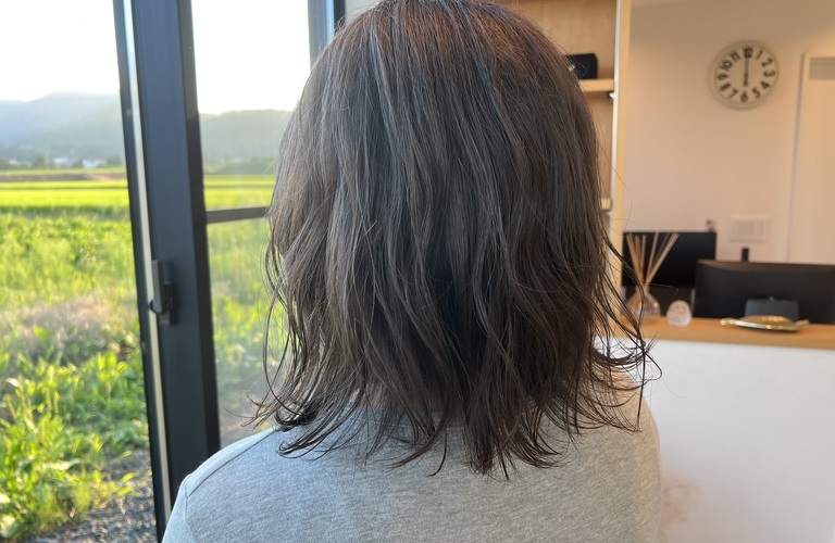 グレージュとベージュであなたの髪に新しい息吹を。