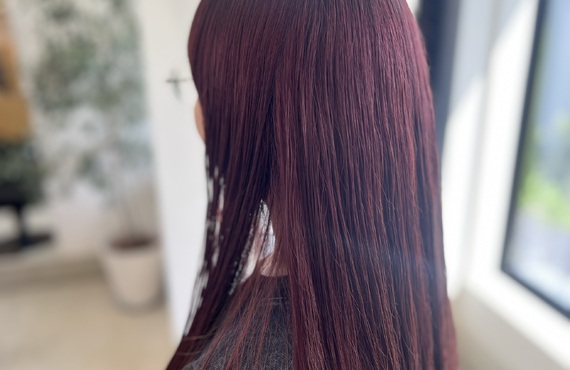 あなたの個性を引き出す、スタイリッシュなヘアデザインを手に入れよう。