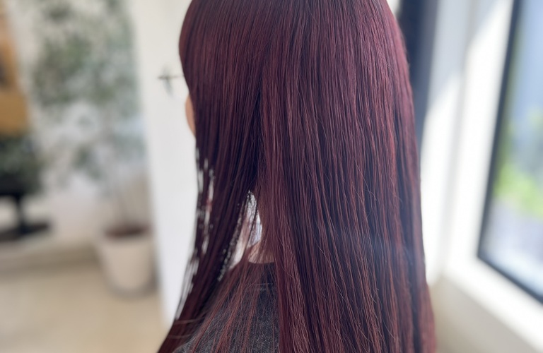 あなたの個性を引き出す、スタイリッシュなヘアデザインを手に入れよう。