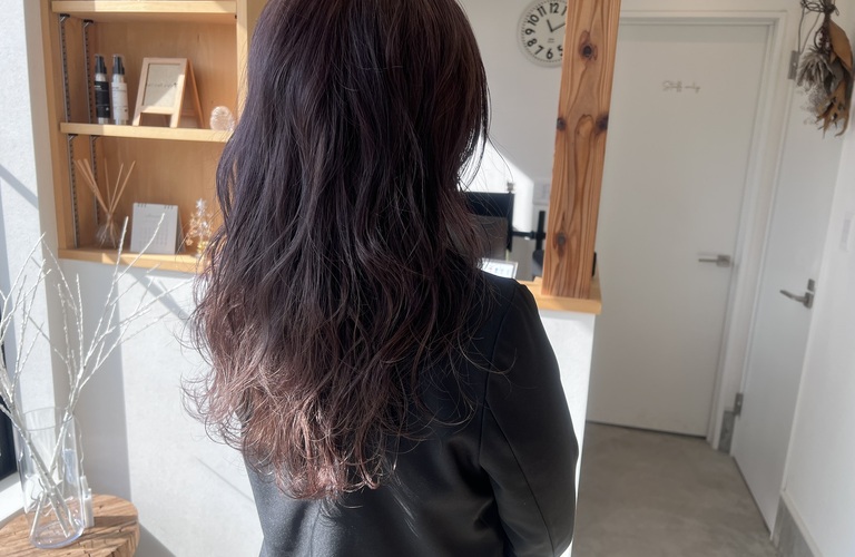 あなたの魅力を引き出す、洗練されたヘアスタイルに。