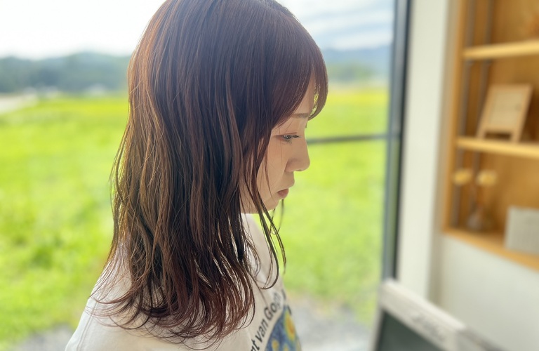 あなたの個性を引き出す、スタイリッシュなブリーチレイヤーカット。
