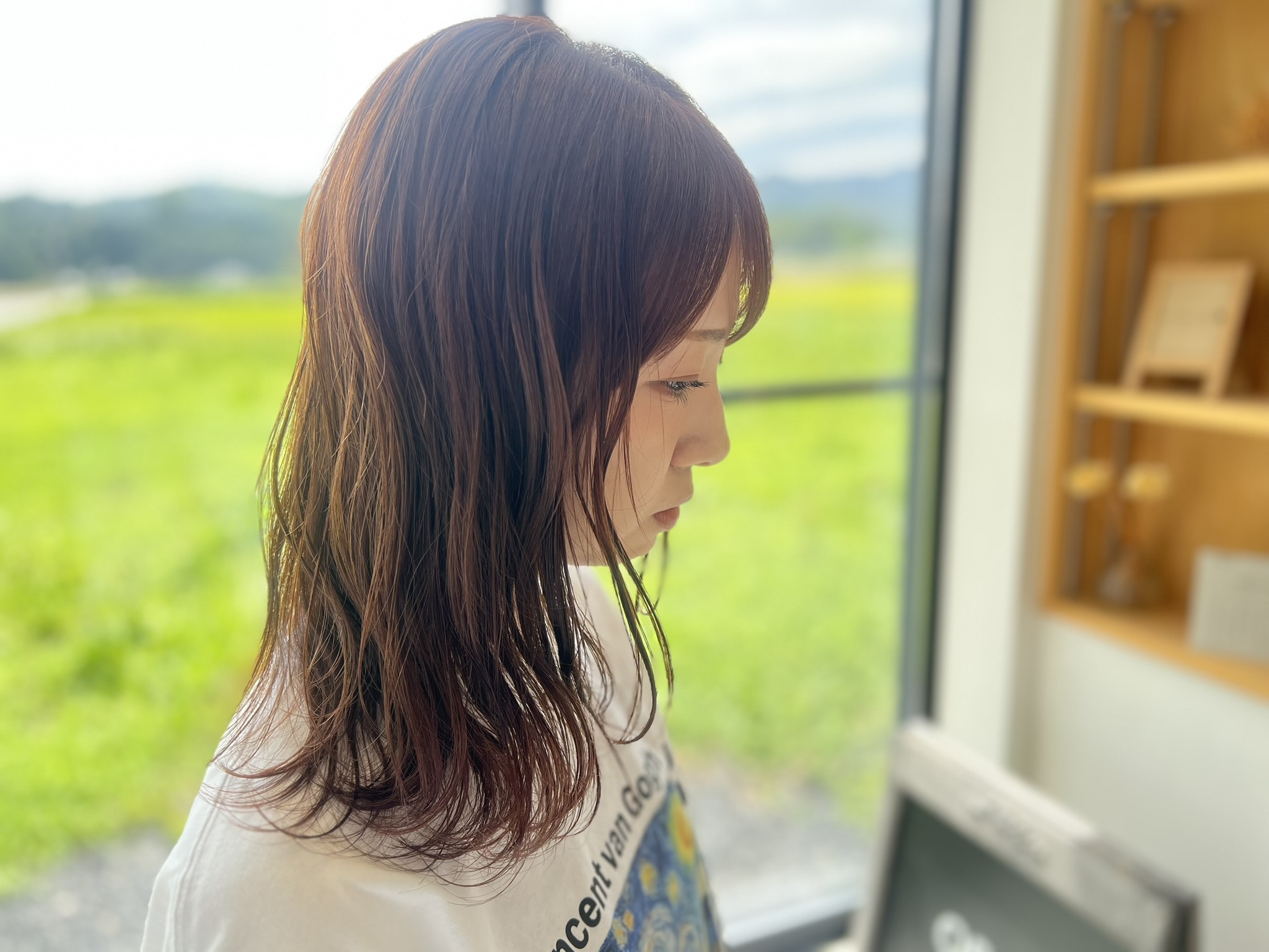 あなたの個性を引き出す、スタイリッシュなブリーチレイヤーカット。