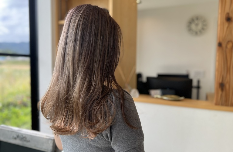 おしゃれを叶える、ブリーチカラーとレイヤーカットの魔法。