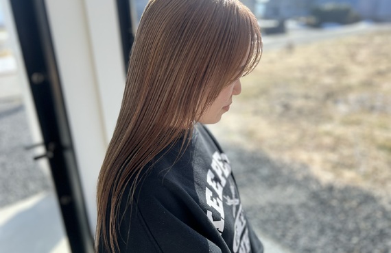 ブリーチカラーで個性を引き立てる。レイヤーカットで魅せるスタイル！