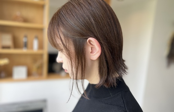 グレージュで、いつもの自分に新しいときめきを。マンツーマン施術で、あなたらしいおしゃれヘアスタイルへ。