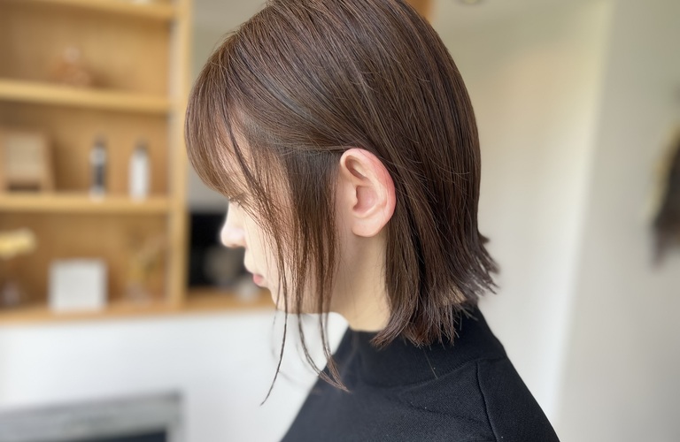 グレージュで、いつもの自分に新しいときめきを。マンツーマン施術で、あなたらしいおしゃれヘアスタイルへ。