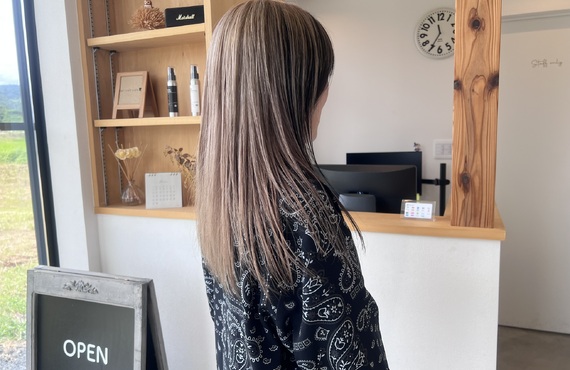 ブリーチの透明感とレイヤーの動きで、私らしいおしゃれヘアへ。マンツーマンで叶える、心ときめくカラーデザイン。